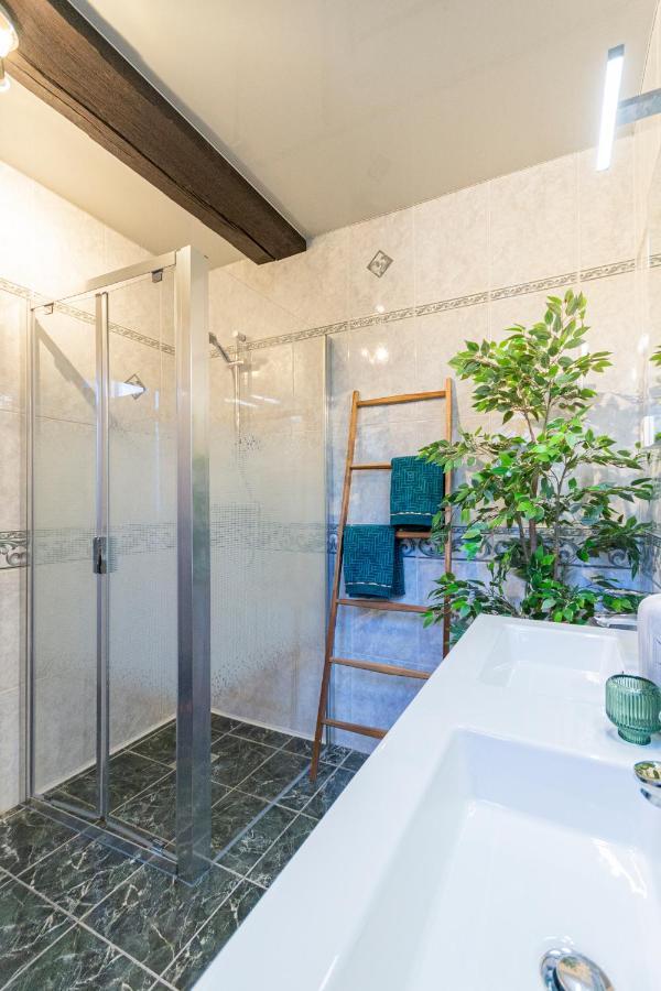 Au Petit Dragon Bed & Breakfast Mons Luaran gambar
