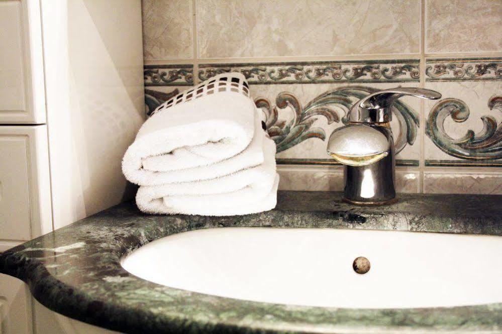 Au Petit Dragon Bed & Breakfast Mons Luaran gambar